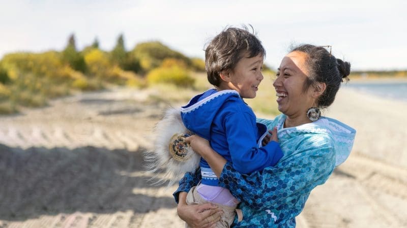 Dancer and child - Igiugig